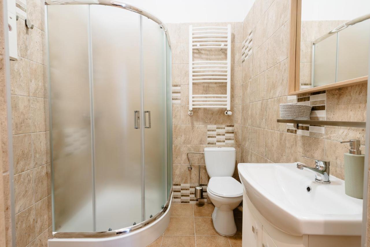 Elegant Very Berry In Center By Renters Apartment Poznan