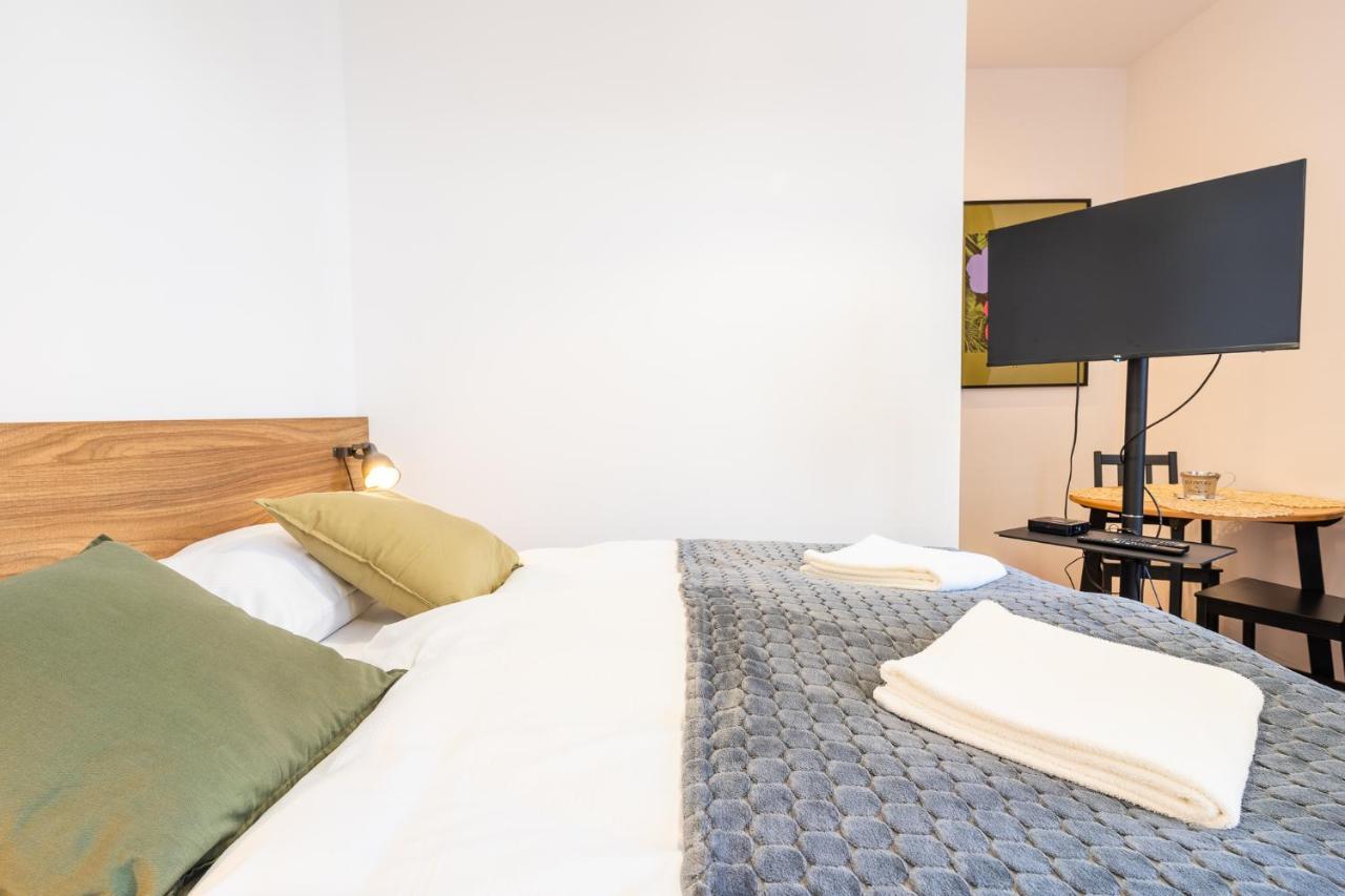 Apartment Elegant Very Berry In Center By Renters Poznan