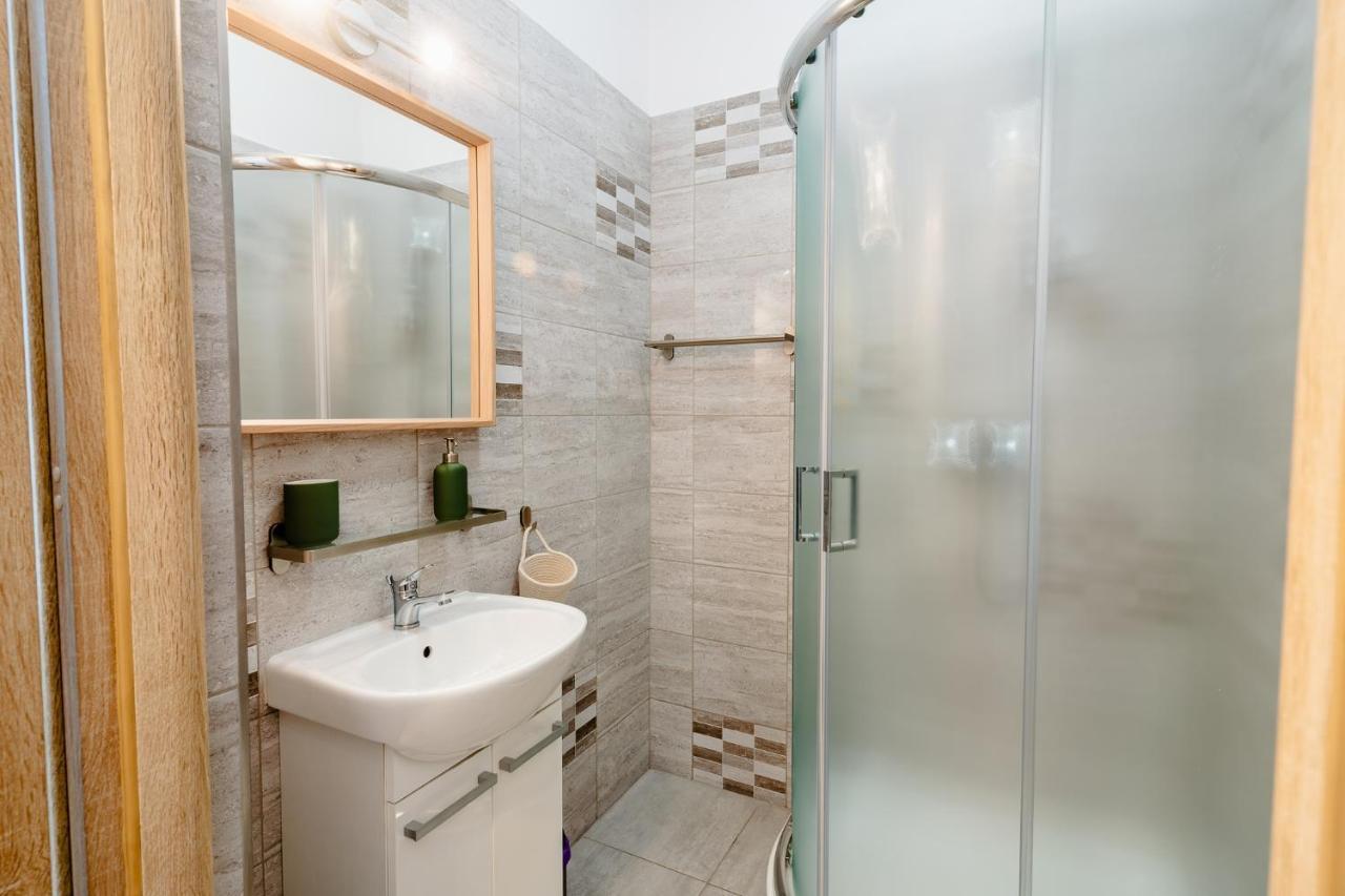 Apartment Elegant Very Berry In Center By Renters Poznan